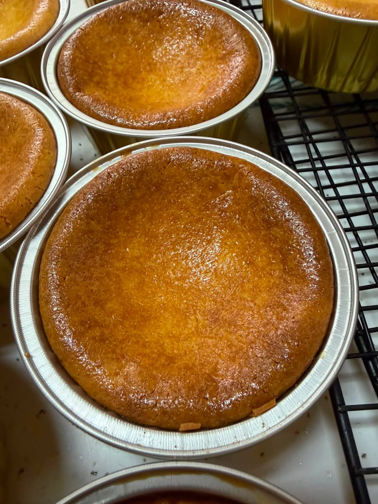 Cheesecakes vascos horneados enfriando en rejilla