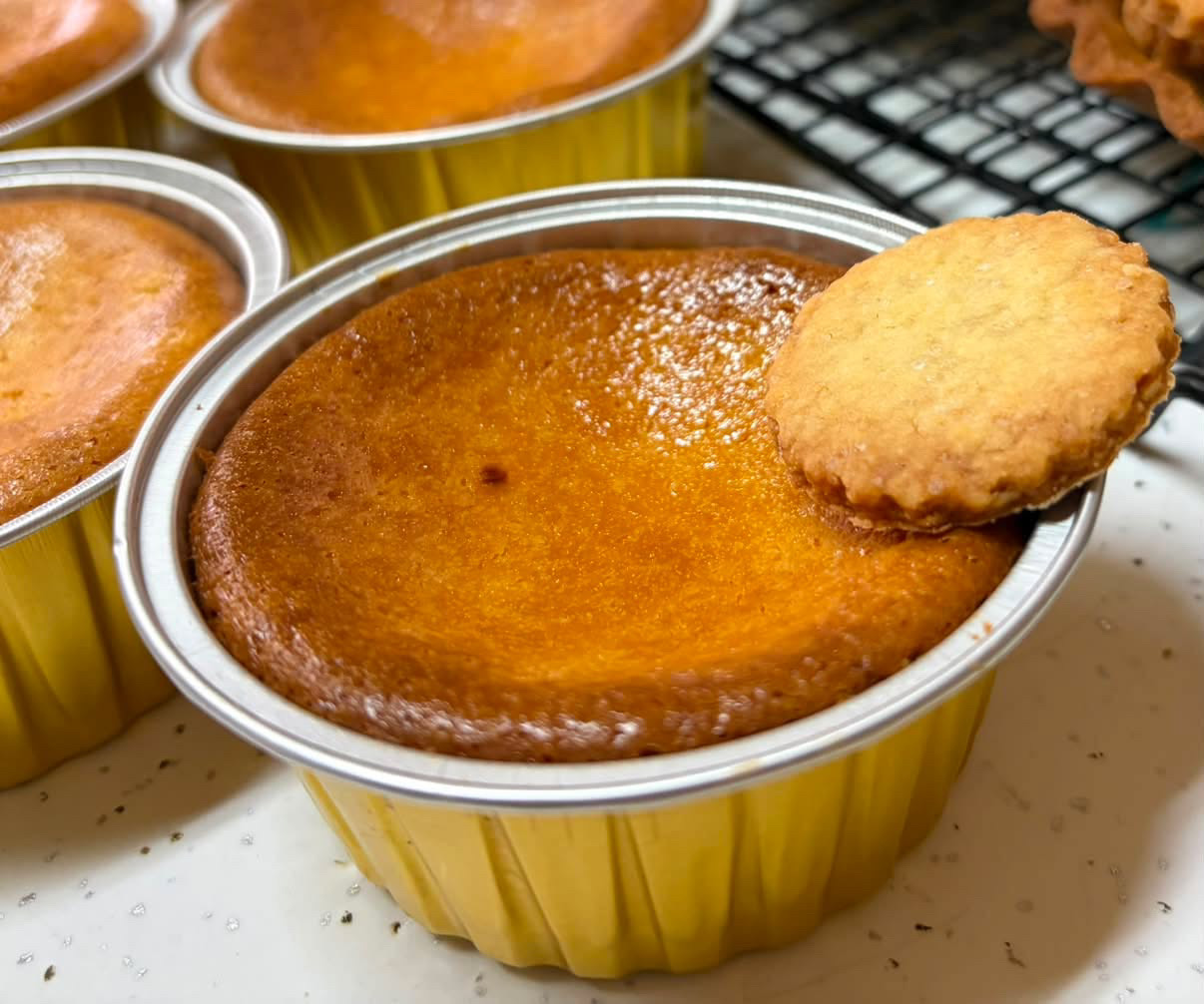 Cheesecake vasco individual recién horneado con galleta de mantequilla